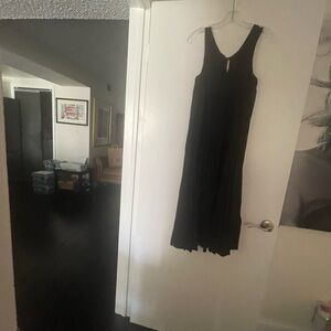 Classic Sleeveless pleated midi Black Dress - Timeless A-Line Style